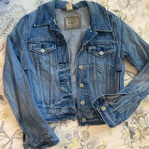 XS Levi’s Denim Jacket, medium wash